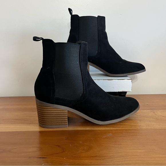 Women’s Forever 21 Black Faux Suede Heeled Ankle Booties Size 10 - Picture 2 of 6